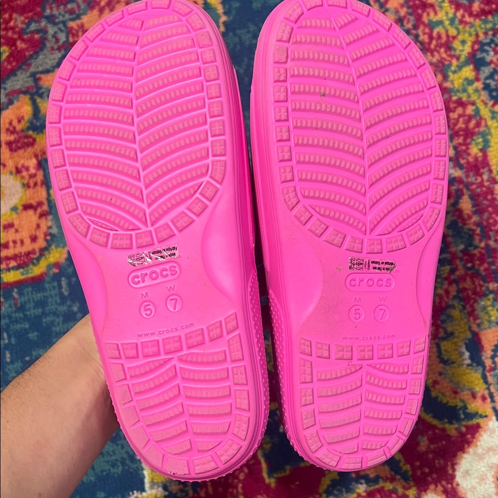 CROCS Neon Pink Slides woman’s size 7 men’s 5 - Picture 3 of 5